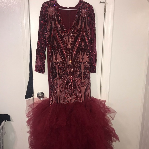 I AM SELLING THIS BEAUTIFUL MAROON PROM DRESS LADIES !!!!!